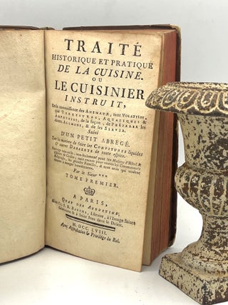 TRAITÉ HISTORIQUE ET PRATIQUE DE LA CUISINE; OU LE CUISINIER INSTRUIT, De la connoissance des ANIMAUX, tant VOLATILES, que TERRESTRES, AQUATIQUES & AMPHIBIES; de la façon, de PRÉPARAR les divers ALIMENS, & de les SERVIR - Tome I (of II)