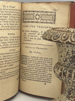 TRAITÉ HISTORIQUE ET PRATIQUE DE LA CUISINE; OU LE CUISINIER INSTRUIT, De la connoissance des ANIMAUX, tant VOLATILES, que TERRESTRES, AQUATIQUES & AMPHIBIES; de la façon, de PRÉPARAR les divers ALIMENS, & de les SERVIR - Tome I (of II)