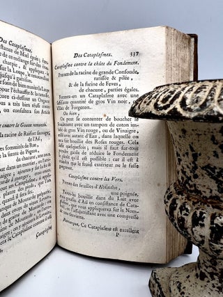 LE MANUEL DES DAMES DE CHARITÉ; OU FORMULES DE MÉDICAMENS FACILES A PRÉPARAR, Dressés en faveur des Personnes charitables, qui distribuent les Remedes aux Pauvres dans les Villes & dans les Campagnes